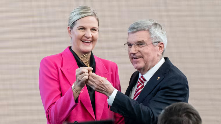 Kirsty Coventry received the key to IOC from President Bach (Photo: IOC)